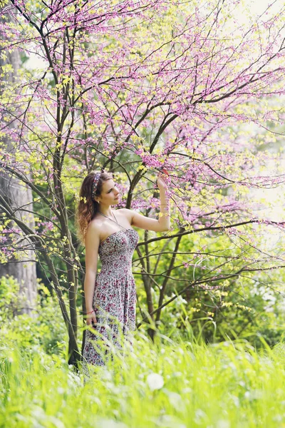 美丽的女人 在春天的花园下开花的树 — 图库照片