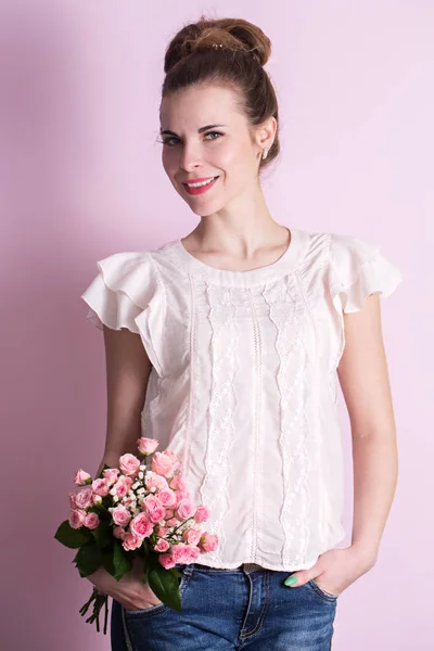 Schöne Frau Mit Einem Strauß Rosen — Stockfoto