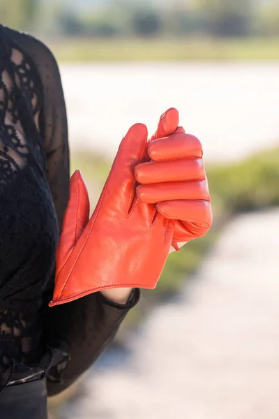 Helles Leder Stilvolle Handschuhe Auf Einem Schwarzen Kleid Hintergrund — Stockfoto