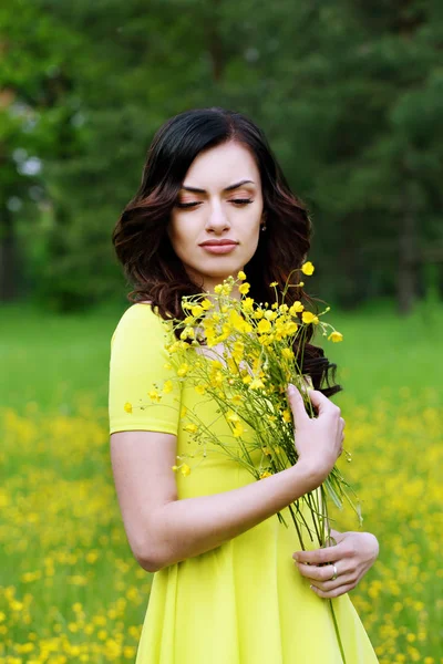Nők Élvezi Természet Réten Lány Réten Virág Buttercups — Stock Fotó