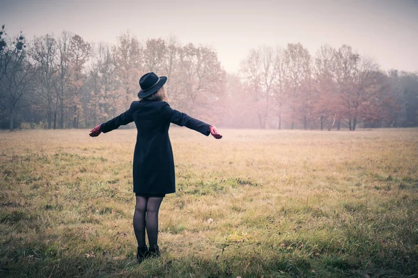 Frau Schwarzem Mantel Und Hut Bei Nebligem Wetter — Stockfoto