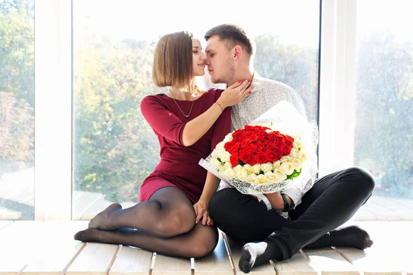 Retrato Casal Apaixonado Por Grande Buquê Rosas — Fotografia de Stock