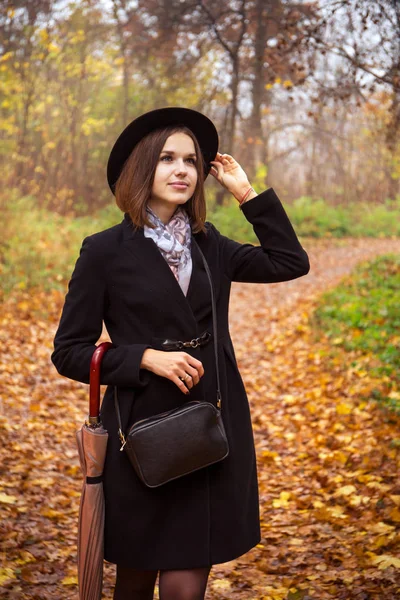 Молодая Женщина Ходит Осеннему Парку Зонтиком — стоковое фото