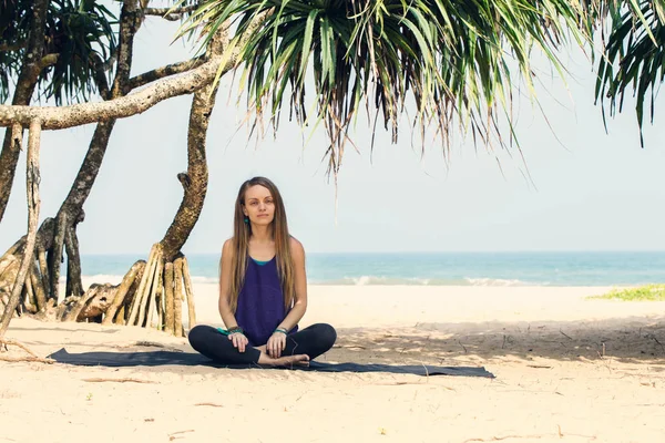 Jovem Mulher Meditando Costa Oceano — Fotografia de Stock