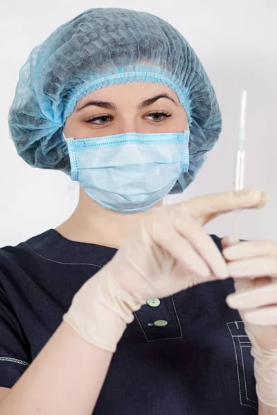 年轻美丽的护士穿着特殊的服装护士持有注射器 — 图库照片