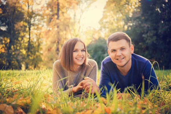 Joven Hermosa Pareja Está Acostada Prado Parque Otoño —  Fotos de Stock