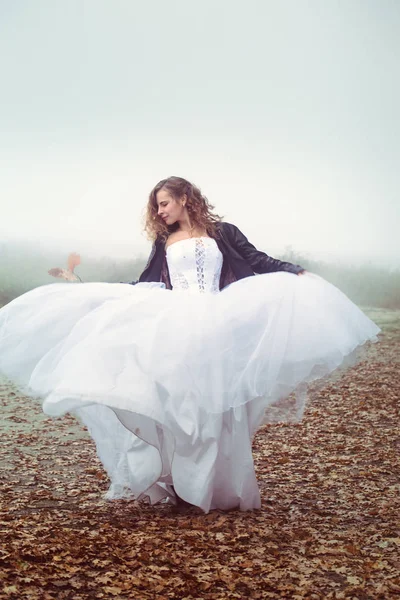 Hermosa Novia Con Ramo Sobre Fondo Campo Niebla — Foto de Stock