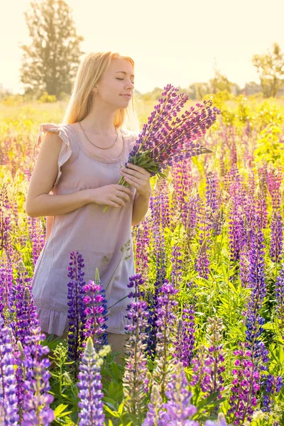 Vacker Blond Ung Kvinna Ett Fält Med Blommande Lupiner — Stockfoto