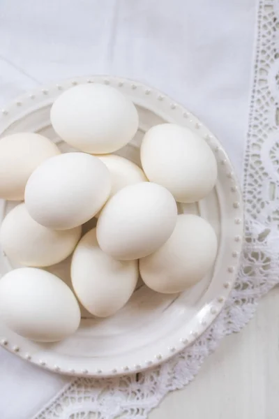 Білі Яйця Білому Старовинному Рушнику — стокове фото