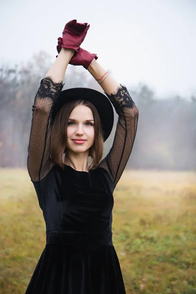 Mujer Con Abrigo Negro Sombrero Tiempo Niebla —  Fotos de Stock