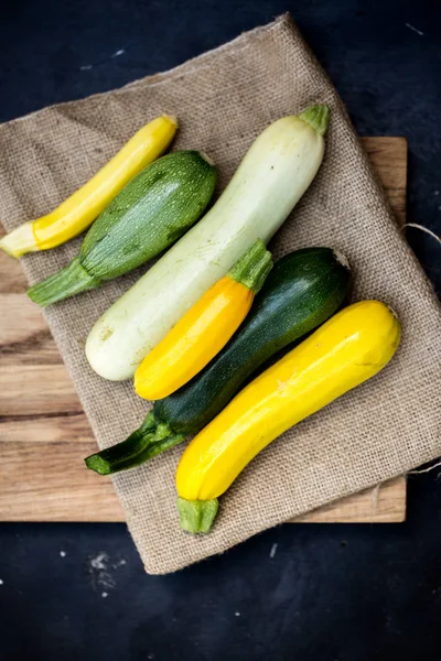 Eine Gruppe Frischer Farbenfroher Zucchini Draufsicht — Stockfoto