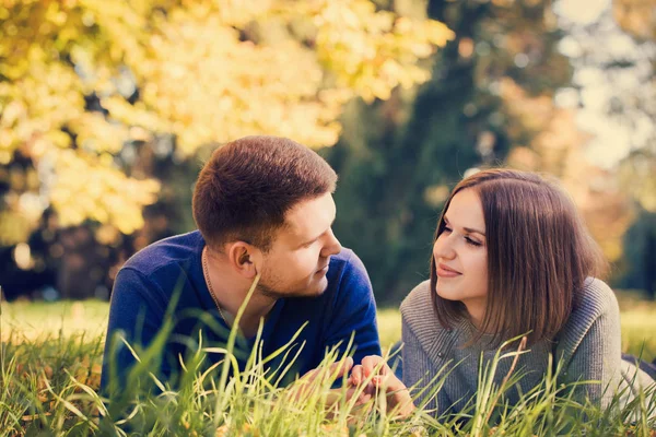 Joven Hermosa Pareja Está Acostada Prado Parque Otoño —  Fotos de Stock