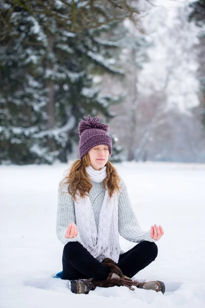 Jovem Mulher Lótus Posar Neve — Fotografia de Stock