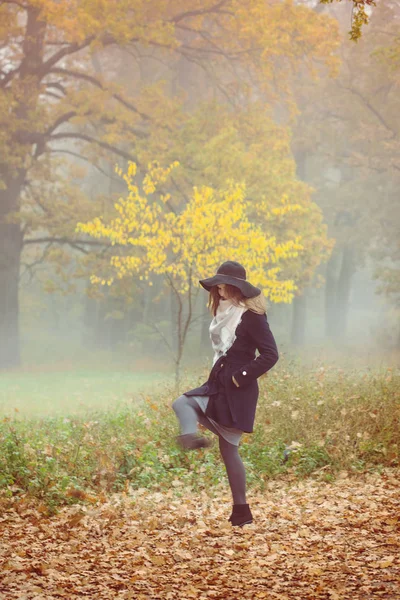 Beautiful Girl Coat Hat Walks Autumn Forest — Stock Photo, Image