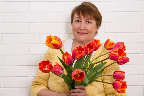 チューリップの花束を持つ大人の女性 — ストック写真