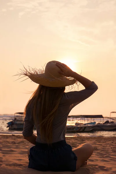 Mujer Joven Sombrero Mirando Atardecer Océano —  Fotos de Stock