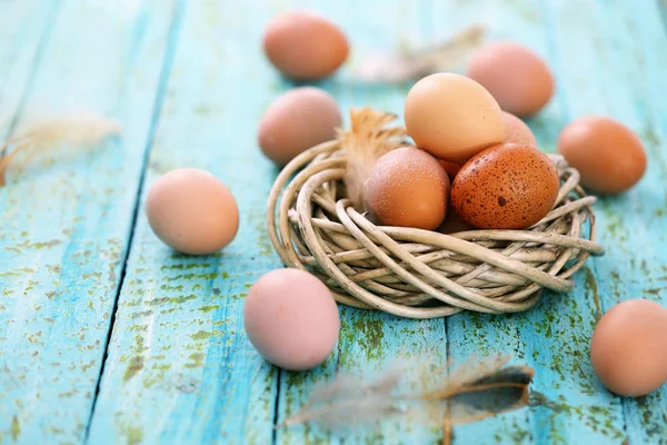 Hühnereier Einem Nest Auf Einem Hölzernen Hintergrund — Stockfoto