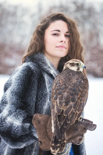 Όμορφη Γυναίκα Κρατώντας Ένα Γεράκι Στο Χέρι Της Χειμώνα — Φωτογραφία Αρχείου