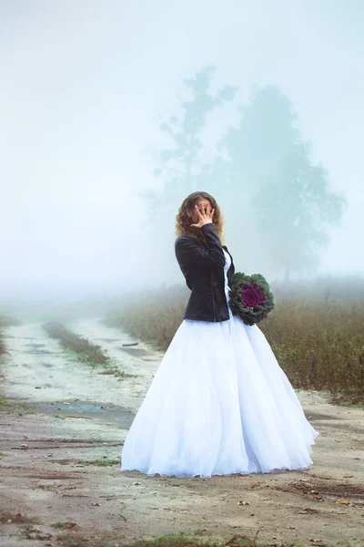 Hermosa Novia Con Ramo Sobre Fondo Campo Niebla —  Fotos de Stock