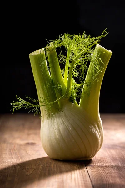 Grote Prachtige Plantaardige Venkel Een Donkere Rustieke Achtergrond — Stockfoto