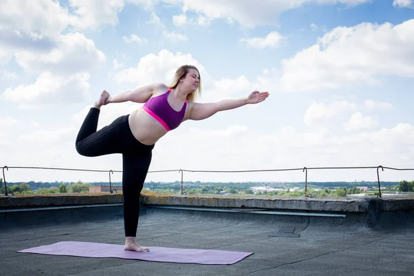 Mujer Joven Haciendo Yoga Techo Edificio — Foto de Stock