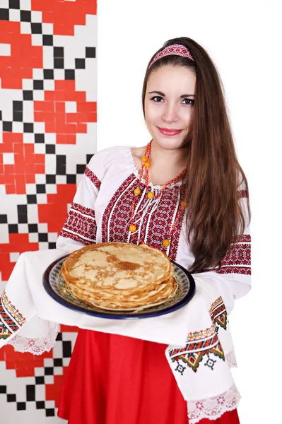 Joven Mujer Hermosa Traje Nacional Sosteniendo Plato Panqueques Antecedentes Shrovetide — Foto de Stock