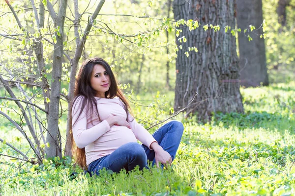 Retrato Uma Mulher Grávida Sentada Gramado Parque — Fotografia de Stock