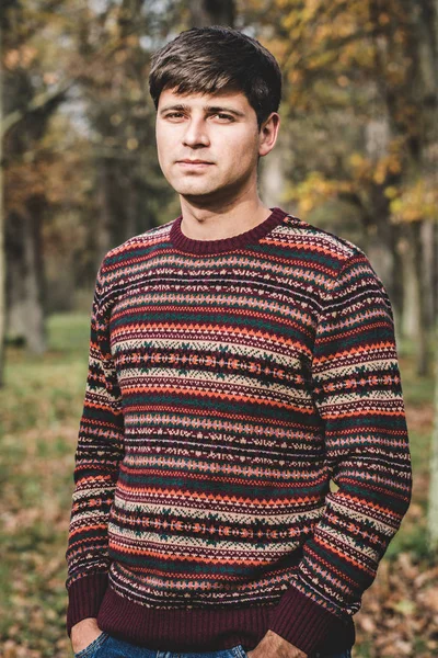 Bonito Jovem Camisola Malha Parque Outono — Fotografia de Stock