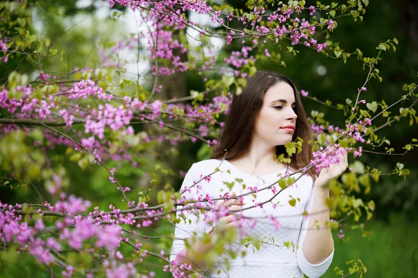 Schöne Frau Einem Frühlingsgarten Unter Einem Blühenden Baum — Stockfoto