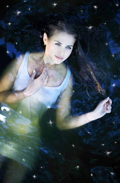 Genç Kız Güzel Bir Karanlık Nehir Suyu Üstten Görünüm — Stok fotoğraf