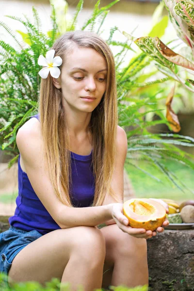 Mujer Joven Meditando Jardín Con Plantas Tropicales — Foto de Stock