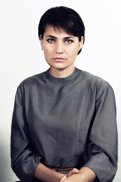 Retrato Una Mujer Con Pelo Corto — Foto de Stock