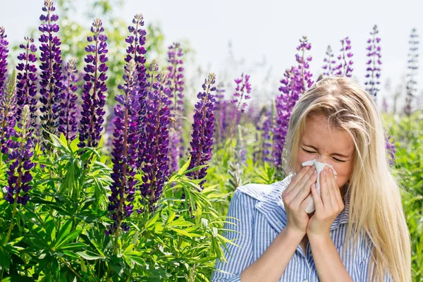 Blonde Woman Suffering Seasonal Allergies Meadow — Stock Photo, Image