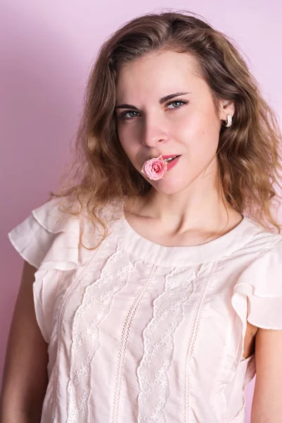 Eine Kleine Rose Mund Einer Frau — Stockfoto