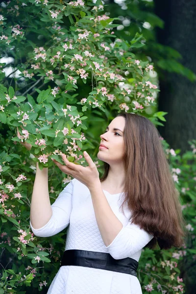 Mulher Bonita Jardim Primavera Com Madressilva Florescente — Fotografia de Stock