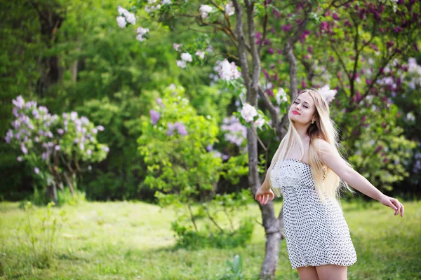 Vacker Kvinna Våren Trädgård Med Blommande Syrener — Stockfoto