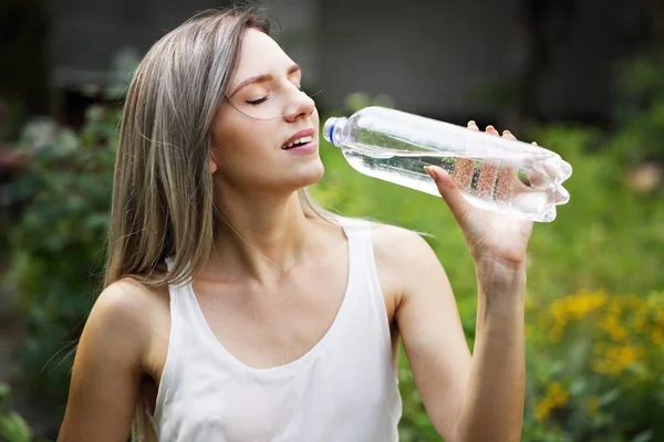 Belle Jeune Femme Boit Eau Une Bouteille — Photo