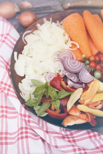 Scheiben Geschnittenes Sommergemüse Für Salat Zubereitet Essen Ist Eine Top — Stockfoto