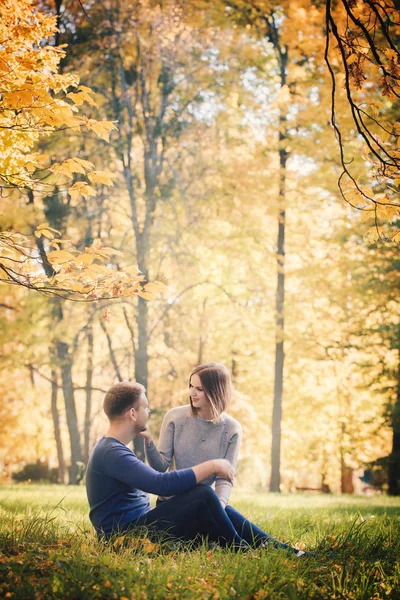 Joven Hermosa Pareja Está Sentado Prado Parque Otoño — Foto de Stock