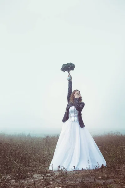 Hermosa Novia Con Ramo Sobre Fondo Campo Niebla — Foto de Stock