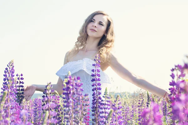 Belle Jeune Femme Dans Champ Avec Des Lupins Fleurs — Photo