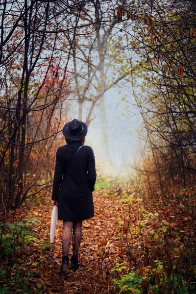 Woman Black Coat Hat Foggy Weather — Stock Photo, Image