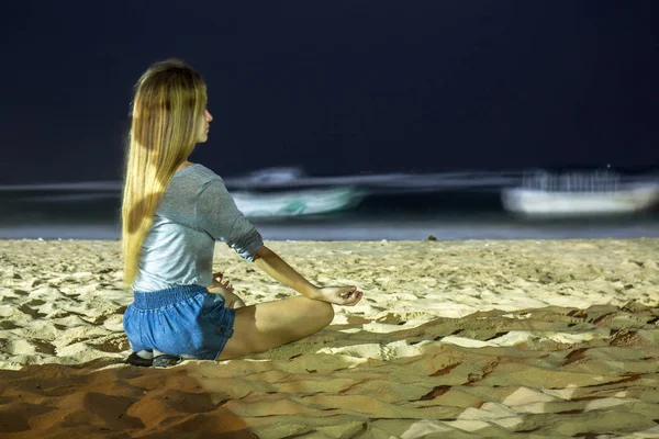Chica Cerca Del Barco Playa Por Noche Larga Exposición Desenfocar — Foto de Stock
