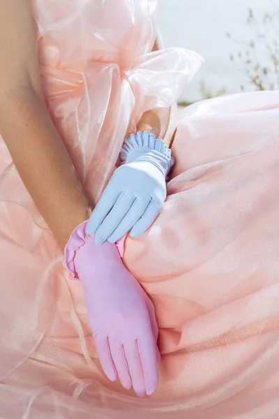 Schöne Designer Bunte Handschuhe Auf Einem Hintergrund Aus Rosa Kleidern — Stockfoto