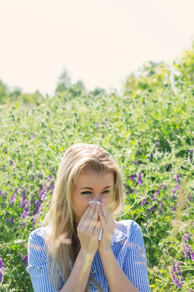 Blond Kobieta Cierpi Sezonowe Alergie Łące — Zdjęcie stockowe