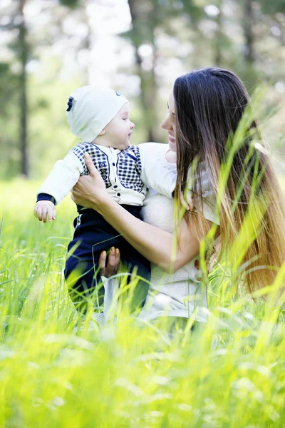 Mulher Feliz Criança Jardim Primavera Florescendo Mulher Beijando Criança Conceito — Fotografia de Stock