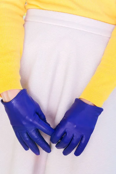Vrouw Een Helder Gele Trui Blauwe Handschoenen — Stockfoto