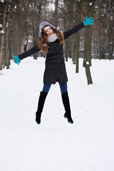Jovem Mulher Livre Inverno Apreciando Neve — Fotografia de Stock