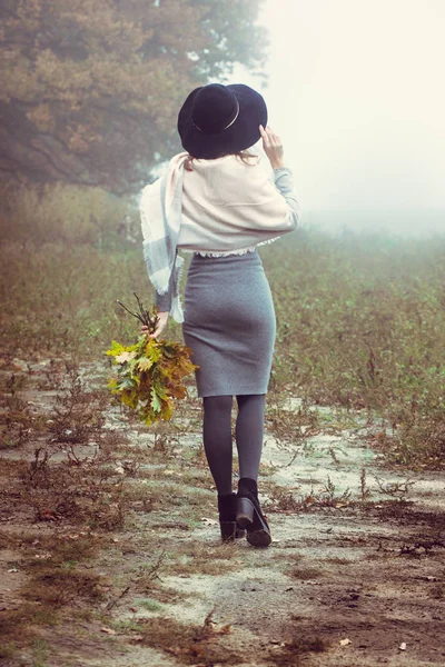 Piękna Dziewczyna Kapeluszu Spacery Lesie Jesienią — Zdjęcie stockowe