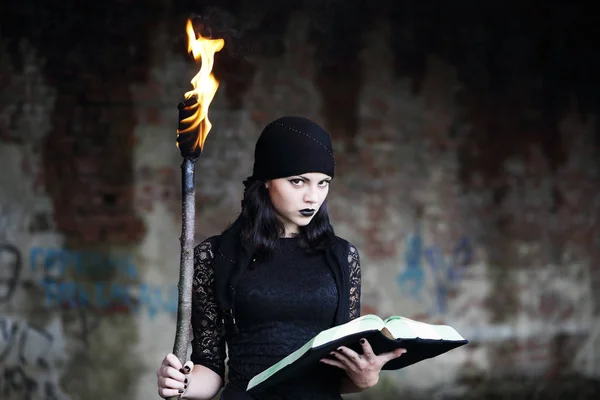 Mujer Bruja Con Una Antorcha Libro — Foto de Stock